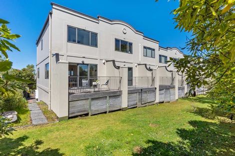 Photo of property in Harbour View Terraces, 9/170 Mokoia Road, Chatswood, Auckland, 0626