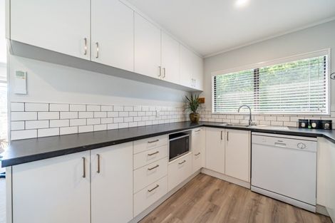 Photo of property in 2 Oaklands Grove, Clouston Park, Upper Hutt, 5018