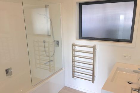 Photo of property in 2/48 Sunset Road, Unsworth Heights, Auckland, 0632