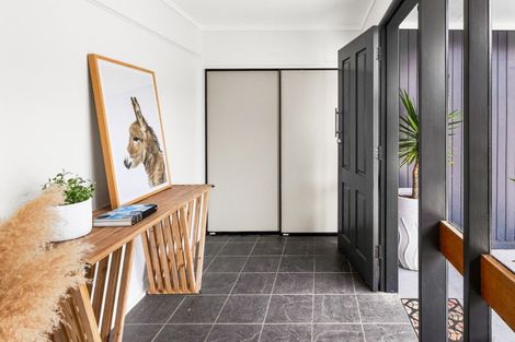 Photo of property in 2 Bale Place, Havelock North, 4130