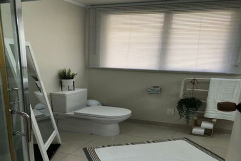 Photo of property in 32 Exeter Place, Unsworth Heights, Auckland, 0632