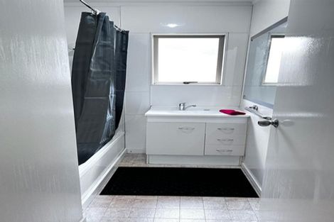 Photo of property in 1/5 Sunnyside Road, Sunnyvale, Auckland, 0612