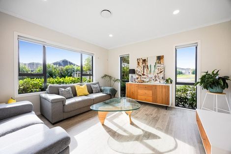 Photo of property in 15 Vogwill Road, Kumeu, 0810
