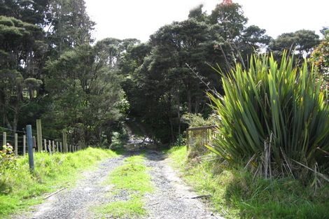 Photo of property in 8 Shirley Road, Parau, Auckland, 0604