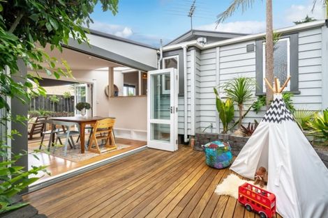Photo of property in 1/34 Gladstone Road, Northcote, Auckland, 0627