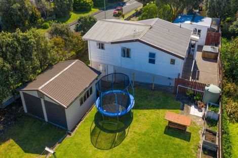 Photo of property in 3 Freyberg Crescent, Waikanae Beach, Waikanae, 5036