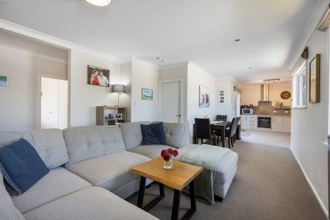 Photo of property in 8 Lyndfield Lane, Newlands, Wellington, 6037