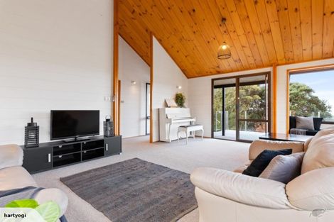 Photo of property in 52 Rauhuia Crescent, Parau, Auckland, 0604