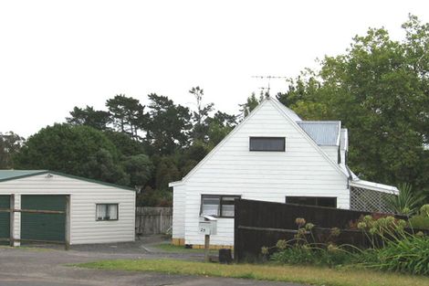 Photo of property in 25 St Margaret Place, West Harbour, Auckland, 0618