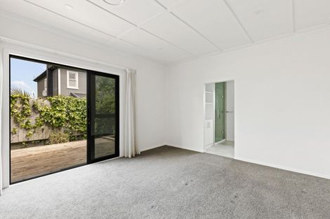 Photo of property in 30 Waiwaka Terrace, Strandon, New Plymouth, 4312