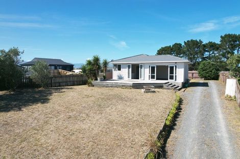 Photo of property in 4 Alan Lindsay Avenue, Waitarere Beach, Levin, 5510
