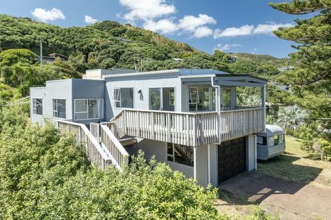 Photo of property in 95 Marine Parade North, Piha, New Lynn, 0772