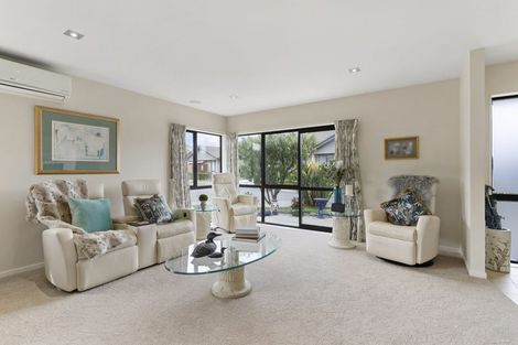 Photo of property in 58 Royalle Mews, Botany Downs, Auckland, 2010
