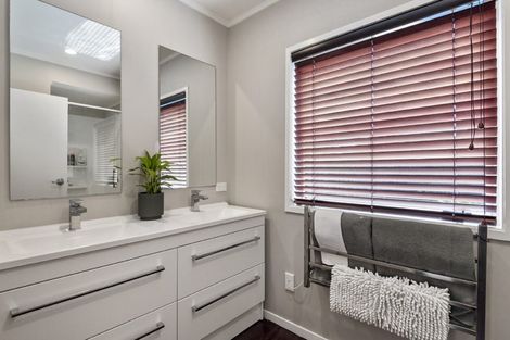 Photo of property in 473 Beach Road, Murrays Bay, Auckland, 0630