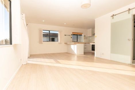 Photo of property in 2/59 Santiago Crescent, Unsworth Heights, Auckland, 0632