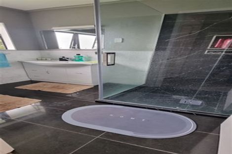 Photo of property in 8a Fruitvale Road, New Lynn, Auckland, 0600