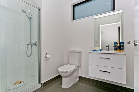 Photo of property in 5/15 Chivalry Road, Glenfield, Auckland, 0629