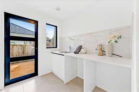 Photo of property in 3/14 Kerswill Place, Pakuranga, Auckland, 2010