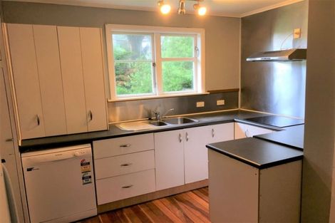 Photo of property in 21 Lyndfield Lane, Newlands, Wellington, 6037