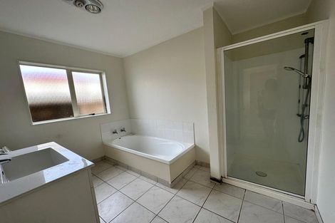 Photo of property in 32 Frank Bunce Grove, Flat Bush, Auckland, 2019