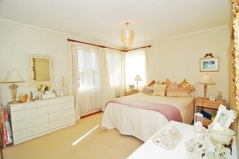 Photo of property in 24 Madison Place, Forrest Hill, Auckland, 0620
