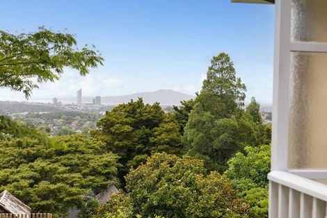 Photo of property in 175 Glenfield Road, Hillcrest, Auckland, 0627