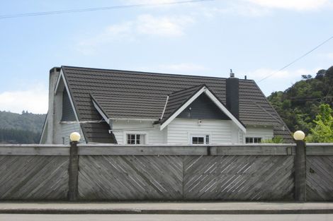 Photo of property in 51 Waikawa Road, Picton, 7220