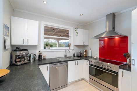 Photo of property in 124 Wyndham Road, Pinehaven, Upper Hutt, 5019
