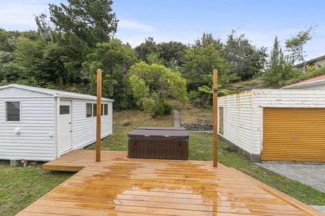 Photo of property in 18 Lees Grove, Wainuiomata, Lower Hutt, 5014