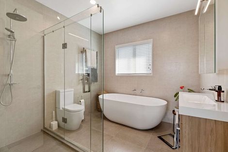 Photo of property in 9 River Road, Te Atatu Peninsula, Auckland, 0610