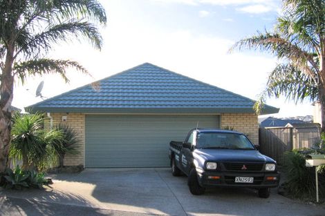 Photo of property in 4a Andover Way, Goodwood Heights, Auckland, 2105