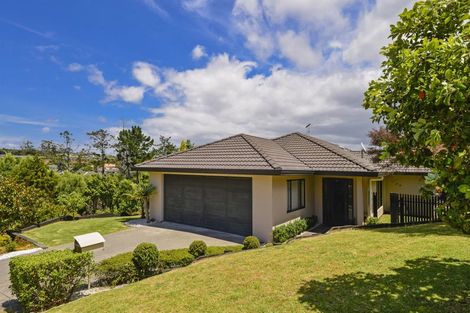 Photo of property in 6 Rising Parade, Fairview Heights, Auckland, 0632