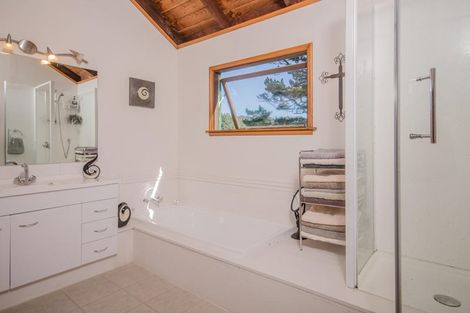 Photo of property in 907 West Coast Road, Waiatarua, Auckland, 0604