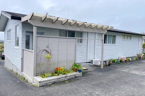 Photo of property in 627 Beach Road, Rothesay Bay, Auckland, 0630