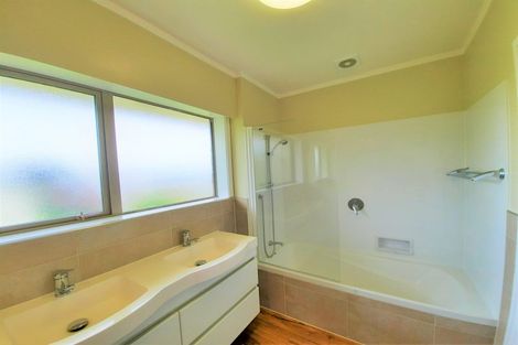 Photo of property in 7 Leewood Place, Pakuranga Heights, Auckland, 2010