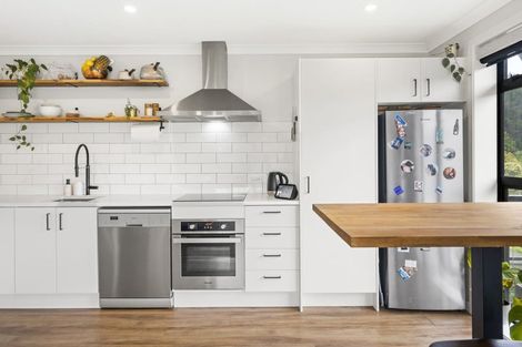 Photo of property in 14 Ara Patukawenga, Tawa, Wellington, 5028