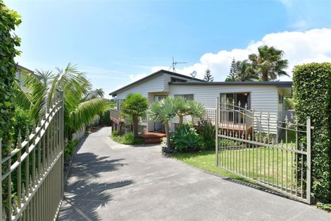 Photo of property in 8 Halldene Terrace, Red Beach, 0932