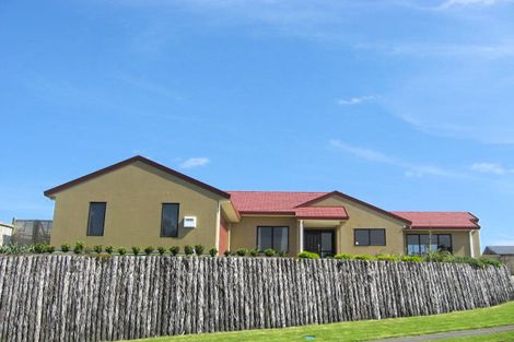 Photo of property in 19 Maple Crescent, Whalers Gate, New Plymouth, 4310