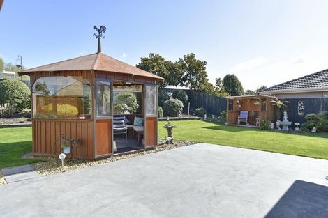 Photo of property in 15 Willowview Drive, Redwood, Christchurch, 8051