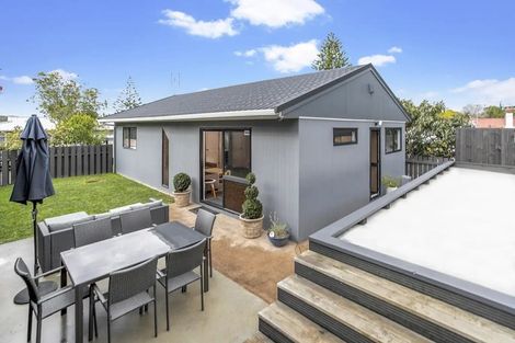Photo of property in 2/35 Wattle Street, New Lynn, Auckland, 0600