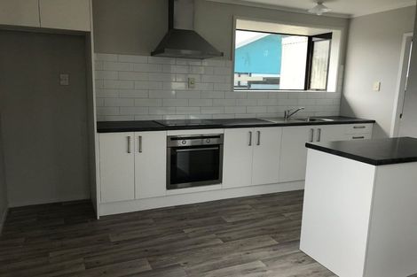 Photo of property in 2/77 Redcrest Avenue, Red Hill, Papakura, 2110