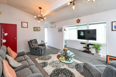 Photo of property in 43 Burundi Avenue, Clendon Park, Auckland, 2103