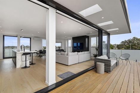 Photo of property in 11a Montgomery Avenue, Rothesay Bay, Auckland, 0630