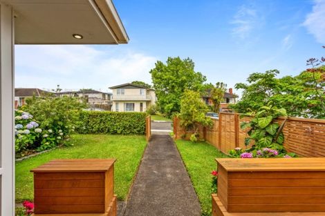 Photo of property in 1/5 Dudding Avenue, Northcote, Auckland, 0627