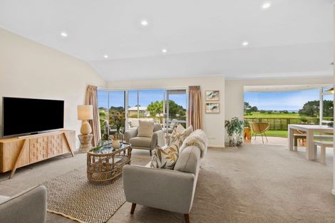 Photo of property in 11 Chatswood Grove, Fitzroy, New Plymouth, 4312