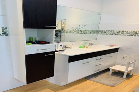 Photo of property in 1/2 Netherlands Avenue, Kelston, Auckland, 0602