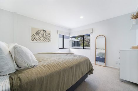 Photo of property in 2/15 Wernham Place, Northcote, Auckland, 0626