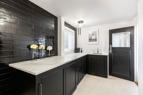 Photo of property in 29 Queen Street, New Plymouth, 4310