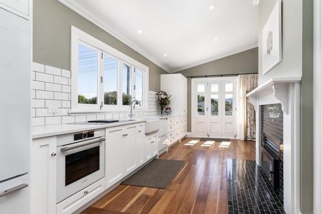 Photo of property in 260-262 High Street North, Carterton, 5713