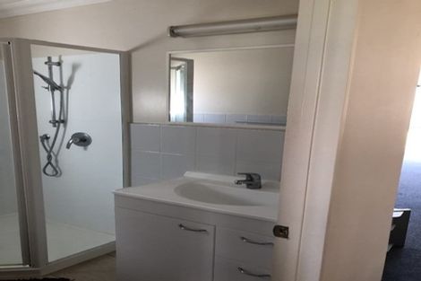 Photo of property in 16 Ewhurst Place, Goodwood Heights, Auckland, 2105